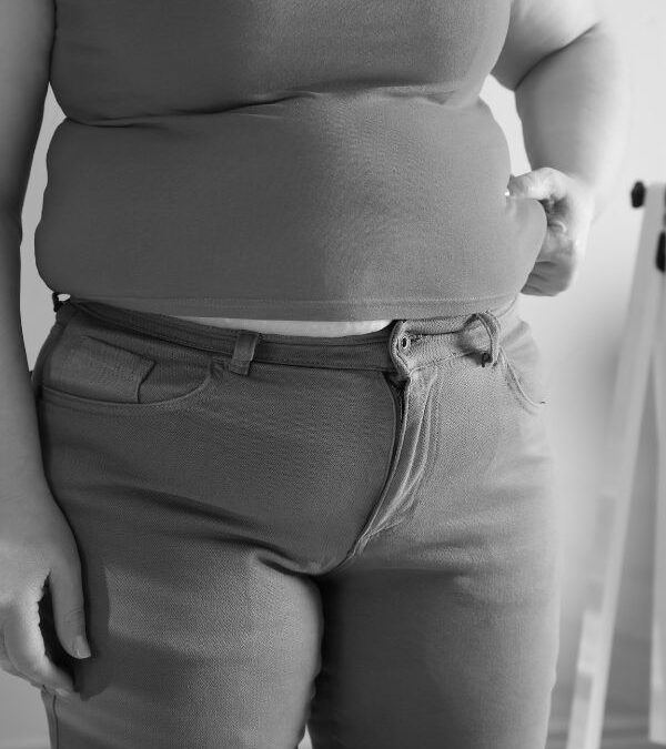 ✨ Cómo disimular el abdomen sin perder estilo: 5 trucos que sí funcionan a los 40+